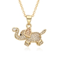 Dettaglio del ciondolo a elefante con zirconi bianchi e rosa su collana dorata - Forma di Elefante d'Oro (D568)