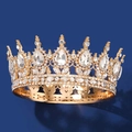 Dettaglio di cristalli scintillanti su una corona da sposa dorata con sfondo blu intenso - Oro / Zirconia Bianca