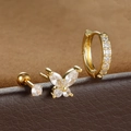 Macro-opname van gouden vlinder oorknopjes en zirkoon ringen met S925 keurmerk - Goud-Wit