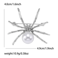 Spilla a ragno argentata con grande perla bianca e strass, misura 4,0x4,9cm - Bianco
