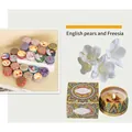 Candela profumata Pera Inglese e Fresia in latta decorata con confezione regalo abbinata - Pera Inglese e Fresia Confezione Regalo