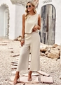 Detail van een beige linnen set met mouwloze top en wijde broek in een zomerse vakantiestijl - S / Abrikoos