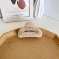 Pince à cheveux demi-lune en peluche beige sur plateau en bois pour coiffure d'hiver - Chameau