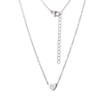 Détail du pendentif cœur argenté lettre O avec fermoir mousqueton et chaîne ajustable - Lettre O / Acier