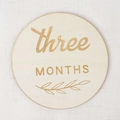 Carte étape ronde en bois pour trois mois avec gravure de feuilles et texte anglais - Trois Mois (three MONTHS) / Pièce Unique