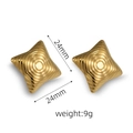 Dettaglio di orecchini a perno quadrati dorati 24mm con texture stella marina e 9g - Stella Marina Ondulata Oro / Placcato Oro 18K