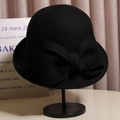 Détail d'un chapeau cloche en laine noire avec un grand nœud élégant sur support - M(56-58CM) Réglable / Noir