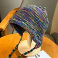 Gorro de punto a rayas arcoíris con orejeras, lazos de colores y un pompón suave decorativo - Talla única / Arcoíris