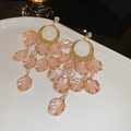 Detalle de pendientes de pétalos rosas con anillos dorados y perlas blancas finas - Pendientes Colgantes de Pétalos de Concha de Imitación Rosa / Rosa (Poste de pendiente de plata de ley 925)