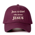 Dunkelrote Baseballkappe mit weißem Just A Girl who loves JESUS Aufdruck auf der Front - Einheitsgröße / Burgunderrot