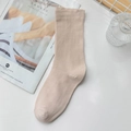 Minimalistische beige Crew-Socken aus Baumwolle mit Magazin und modernem Zubehör - Reguläre Zehennaht / Braun