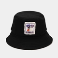 Détail d'un bob en coton noir avec écusson brodé vintage et texte JE PENSE A TOI - M (56-58cm) / Noir