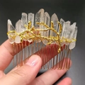 Makro-Detail des handgefertigten Haarkamms aus goldener Legierung mit Naturkristallen - Weißer Kristall + Goldener Kamm Zweig