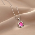 Rosa Kristallanhänger an silberner Kugelkette auf champagnerfarbenem Seidenhintergrund - Silber-Rosa Zirkonia