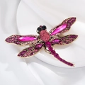 Detailansicht der Vintage Libelle Brosche mit rosaroten und lila Kristallsteinen - Rot