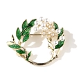 Spilla a ghirlanda con gardenie in smalto verde e perle bianche su lega dorata - Spilla Gardenia