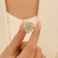Böhmischer Gold-Herzring mit Türkisstein-Inlay und Vintage-Sonnenstrahl-Textur - Herzstil (S369) / Gold