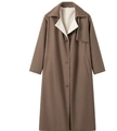 Dettaglio del cappotto lungo di lana con tessuto double-face a contrasto marrone e beige - S / Cammello