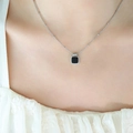 Chique zilveren kralenketting met een minimalistische zwarte vierkante hanger bij model - Zwart Acryl Zilver Stijl