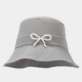 Dettaglio di un fiocco di perle su un cappello estivo grigio ad asciugatura rapida - Grigio