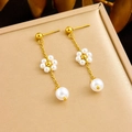 Elegante goldene Tropfenohrringe mit Perlenblumen-Akzenten und runden Perlenanhängern - Lange Perlenhänger Ohrringe (E6177)