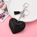 Detalle de un llavero de corazón negro con diamantes de imitación, flecos y plata - Llavero + Corazón + Borla Pequeña / Negro