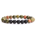 Détail d'un bracelet en perles de jaspe et pierre de lave noire sur fond blanc - Unakite + Pierre de Lave