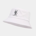 Dettaglio del cappello a secchiello bianco in cotone con grafica gatto e slogan - Gatto Divertente It's Fine... Bianco