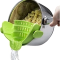 Colapasta in silicone verde a clip utilizzato su una pentola in acciaio - Verde