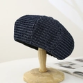 Dunkelblaue Denim-Schirmmütze mit Gitterstruktur auf Holzständer für den Herbst - Dunkelblau