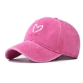 Dettaglio del ricamo a cuore bianco su cappello di cotone rosa lavato con trama di cuciture - Regolabile / Rosa Rossa