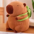 Niedliches braunes Capybara-Stofftier mit einem grünen Schildkrötenpanzer-Rucksack - Schildkröten-Rucksack-Stil