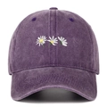 Dettaglio di tre ricami di margherite su cappello in cotone lavato viola scuro vintage - Taglia unica / Viola