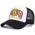 Detailansicht der hochwertigen Stickerei auf der atmungsaktiven Mesh Trucker Cap im Streetstyle - Verstellbar / Schwarz