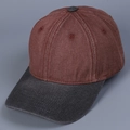 Vista dall'alto di un cappellino bicolore con fori traspiranti e trama denim resistente - Borgogna / M (56-58cm)