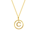 Collar de acero de titanio dorado con colgante circular y letra C de circonitas - Letra C (S-N051-C)
