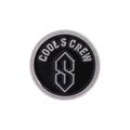 Dettaglio della spilla smaltata Cool S Crew con logo in metallo goffrato nero e argento - Logo Lettera Tonda (QHXZ3305)