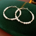 Dettaglio di orecchini a cerchio vintage con perle e metallo argentato su velluto verde - Argento (Perno in argento)