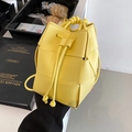 Sac seau jaune tissé à la main avec cordon de serrage et texture cuir souple - Jaune