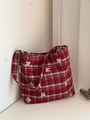 Detail van rode geruite stoffen tas met strikborduursel en Simple Wish logo-patch - Rood en Wit Geruit Kleine Strik