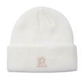 Dettaglio del ricamo con lettera R su berretto in maglia a coste color bianco crema - Bianco