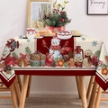Detalle del mantel festivo con patrones de muñecos de nieve y faroles en fondo beige - 140*140cm / Borde Rojo Beige Muñeco de Nieve Linterna (TQZB01-9)