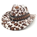 Dettaglio cappello da cowboy leopardato con cinturino in pelle, testa di toro e strass - Parte Superiore a Cuore / Beige