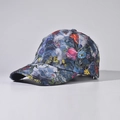 Detail van een denim baseballpet met kleurrijke bloemmotieven en vlinderborduurwerk - Verstelbaar / Guofeng Bloemen