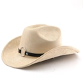 Détail d'un chapeau de cowboy en daim beige avec ceinture en cuir noir et anneaux - Chameau Clair