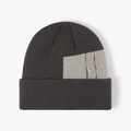 Bonnet d'hiver tricoté gris foncé avec doublure polaire et motif de maille torsadée - Brun Foncé