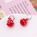 Vue macro de breloques sphériques en émail rouge avec motifs de vagues pour bijoux DIY - 03# Boule à Ondulations Rouges (9*14MM)