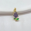 Ciondolo a tulipano placcato oro con cristalli viola e zirconi verdi su sfondo bianco - Piccolo / Viola