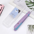 Gros plan du mini lisseur violet avec plaques en céramique et étui de voyage - Bleu Violet avec Motif