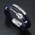 Detaillierte Nahaufnahme des dunkelblauen Lederarmbands mit Gitarrenanhänger und Magnetverschluss - Marineblau